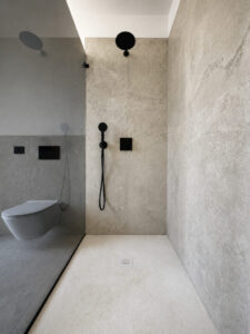 Originalfoto (nur Kontrast/Helligkeit bearbeitet) Masterbad - Dusche